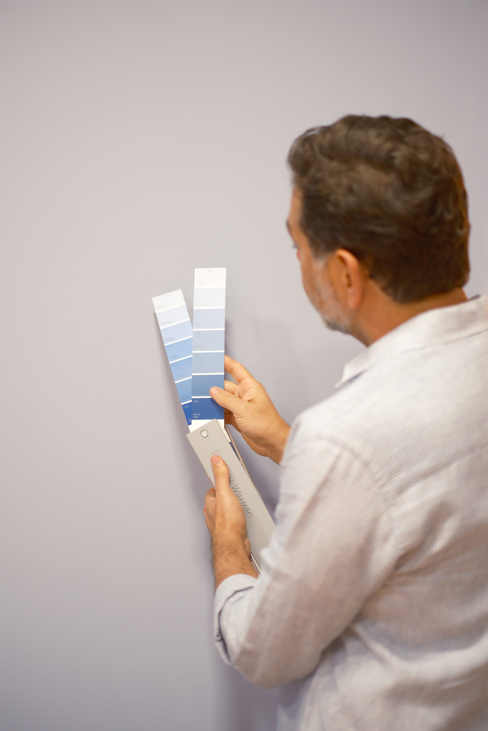 Sherwin-Williams — Diante da parede